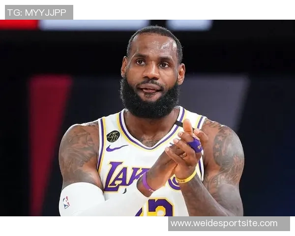 詹姆斯在防守端的组织能力出色但轮转时机偶尔迟缓 詹姆斯在防守端的组织能力出色但轮转时机偶尔迟缓